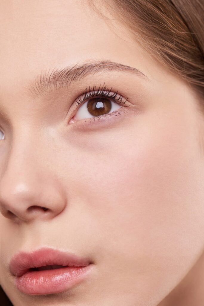 Nahaufnahme eines Frauengesichts – Die Aufnahme steht für Beauty-Behandlungen für strahlende und gesunde Haut.