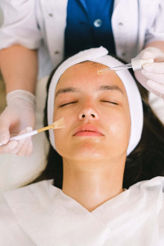 Frau bei einer Beauty-Gesichtsbehandlung – Chemisches Peeling für frische und glatte Haut.