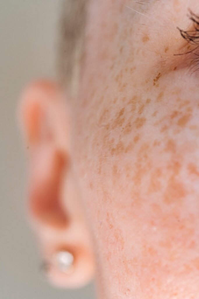 Nahaufnahme einer Augenpartie von einer Frau – Beauty-Behandlung zur Verjüngung der Augenpartie.